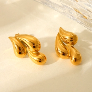Boucles d'oreilles puces en acier inoxydable plaqué or 18k avec design goutte minimaliste