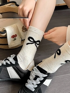 Close-up showing the high elasticity of the bow-patterned cotton crew sock cuff