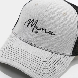 Dettaglio del ricamo mama su cappellino grigio chiaro con rete e cuciture rinforzate
