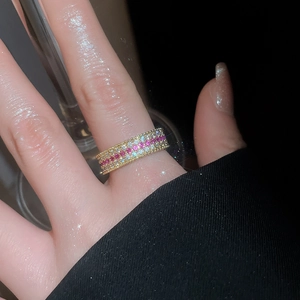 Dettaglio dell'anello eternity placcato oro 18k con pietre di zircone rosa e bianche