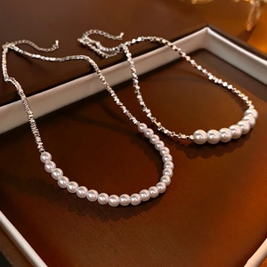 Collier de perles minimaliste avec chaîne en argent texturée et cubes géométriques