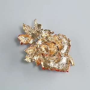 Détail du dos de la broche fleur en métal doré avec double fermeture à épingle