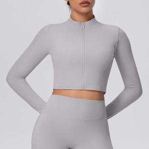 Detail des Stretchmaterials der grauen Yoga-Jacke mit Reißverschluss und Leggings