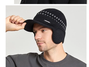 Vue détaillée du bonnet en tricot pour homme avec visière, cache-oreilles et polaire