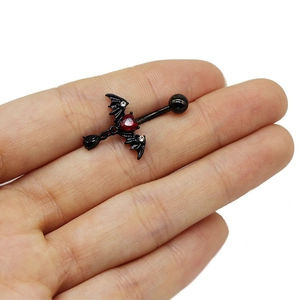 Gros plan sur piercing nombril gothique ailes de chauve-souris noire et cœur rouge