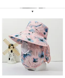 Detail eines rosa floralen Sonnenhuts mit Schutzmaske und Nackenschutz für Damen