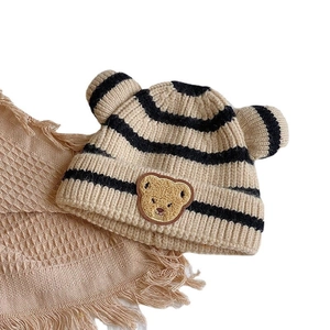 Bonnet tricoté à rayures pour bébé avec oreilles d'ours pour une chaleur hivernale