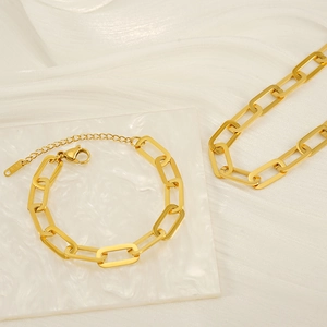 Détail d'un ensemble de chaînes trombone en acier doré 18k avec poinçon K18