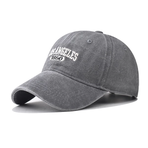 Gros plan sur la broderie LOS ANGELES 1950 blanche sur casquette en coton gris délavé