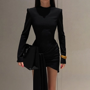 Eng anliegendes schwarzes Langarmkleid mit Stehkragen und eleganten seitlichen Falten