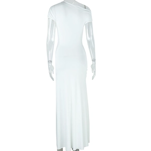 Detail des weißen Stretch-Stoffes und Rückansicht des eleganten One-Shoulder-Maxikleides