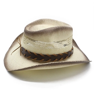 Détail d'un chapeau de cowboy en paille avec couronne tressée aérée et bande en cuir