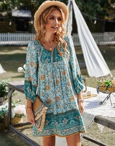 Détail de la robe bohème bleue avec imprimé cachemire floral et coupe babydoll décontractée