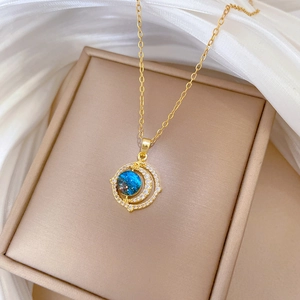Collier doré Nuit étoilée de Van Gogh avec pendentif gemme bleue sur écrin