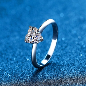 Minimalist s925 sterling silver ring with heart shaped 1 carat moissanite gemstone