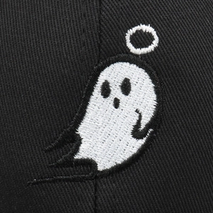 Casquette de baseball noire avec broderie fantôme blanc et auréole de style minimaliste