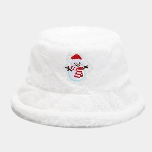 Vista dettagliata del cappello a secchiello in peluche bianca con ricamo festivo di un pupazzo di neve