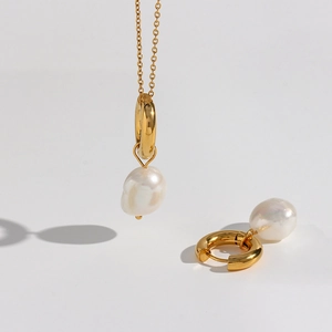 Boucles d'oreilles et pendentif en perles d'eau douce baroques en acier plaqué or 18K