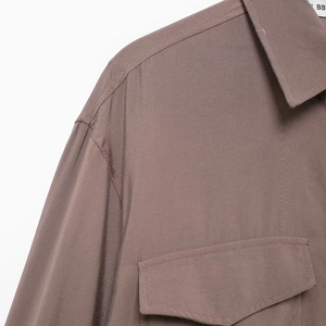 Damenbluse in Morandi-Braun mit klassischem Reverskragen und Brusttaschen-Detail