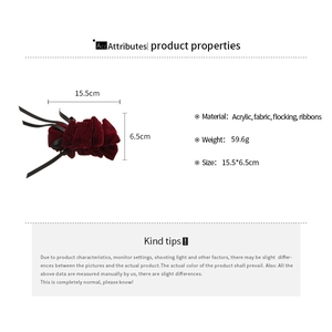 Pince à cheveux floquée rouge foncé avec d'élégants rubans noirs et détails acryliques