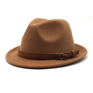 Detalle del sombrero fedora de fieltro de lana camel con banda de cuero y hebilla