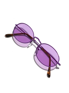 Gafas de sol ovaladas de metal con lentes púrpuras y terminales de carey