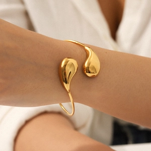 Minimalist 18k gold plated stainless steel open bangle with teardrop design for women