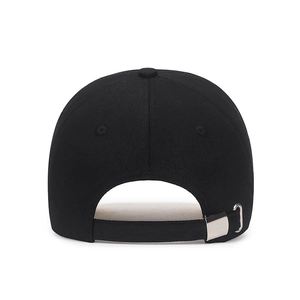 Vue arrière casquette de baseball noire en coton avec boucle de réglage en métal argenté