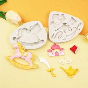 Dettaglio stampi in silicone fiabesco con castello e lampada per decorazione torte DIY