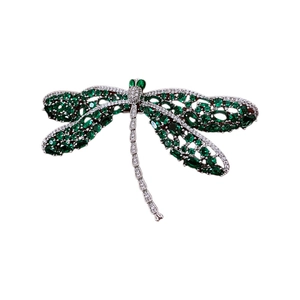 Prachtige zilveren libelle broche met groene zirkoon vleugels en glimmende strass