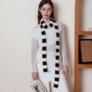 Flauschi-Strickschal mit schwarz-weißen Streifen für Damen im trendigen Y2K-Winterstil