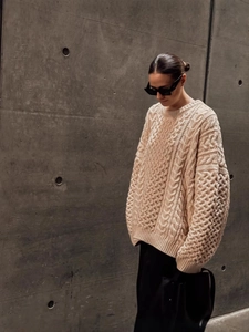 Pull à col roulé en maille torsadée beige, coupe ample oversize style décontracté automne