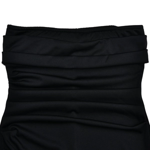 Detailaufnahme der eleganten horizontalen Raffung an einem schwarzen schulterfreien Kleid