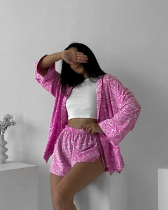Détail de l'ensemble de détente rose à imprimé graffiti avec chemise et short