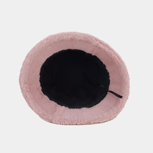 Detailansicht des rosa Plüsch-Fischerhuts mit schwarzem Innenfutter und Verstellband