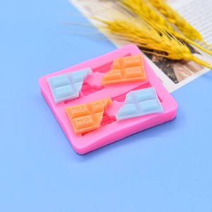Moule à chocolat rectangulaire en silicone rose avec quatre cavités et modèles finis