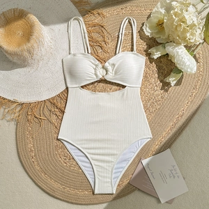 Maillot une pièce côtelé ajouré avec anneaux en résine et accessoires de vacances