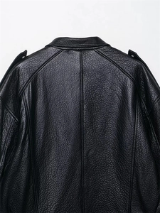 Detailansicht der Rücken- und Schulternähte an dieser schwarzen PU-Lederjacke