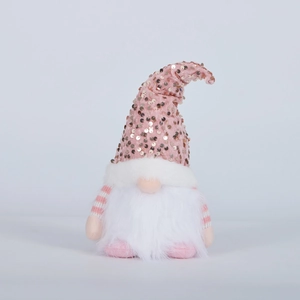 Détail du chapeau à paillettes roses et barbe en fourrure d'un gnome de Noël lumineux