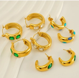 Collection de créoles dorées 18k avec pierres précieuses émeraude et turquoise