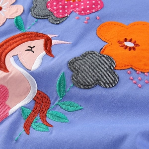 Robe violette à manches courtes pour filles avec broderie licorne et fleurs détail