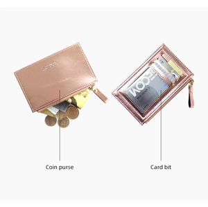 Dettaglio del porta carte oro rosa con tasca a zip e fessure multiple per carte