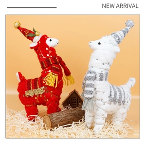 Detail van kerst alpaca knuffels met feestelijke mutsen en sjaals met pailletten decor