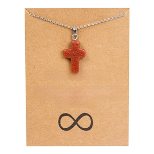 Gros plan du pendentif croix en pierre de sable doré sur chaîne en acier avec carte