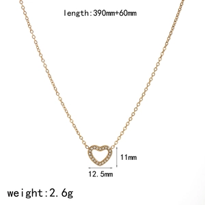 Collier minimaliste en or 18 carats avec pendentif cœur et petits diamants sur blanc