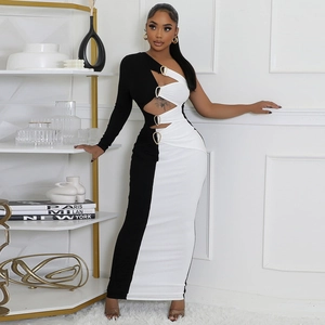 Robe sexy bicolore noir et blanc avec découpe latérale et anneau métallique