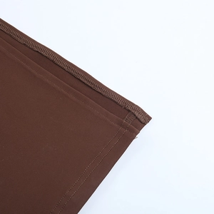 Gros plan détaillé du tissu tricoté marron avec double couture précise et nette