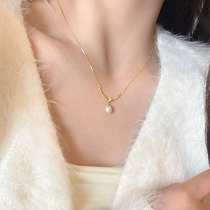 Elegant S925 sterling silver knot necklace with a drop pearl pendant on a gold chain