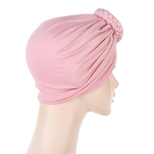 Turbante rosa plissettato da donna con nodo intrecciato ed elegante stile esotico
