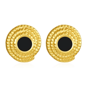 Détail des boucles d'oreilles dorées 18 carats avec émail noir et bordure texture corde